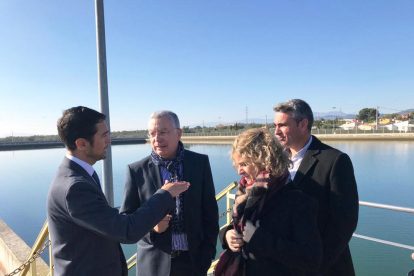 Imagen de la visita del conseller de Territori i Sostenibilitat, Damià Calvet, en el Ebro.