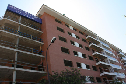 Imagen de archivo de un bloque de pisos en construcción en Reus.