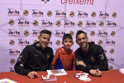 Rocha i Viti signen autògrafs als més petits.