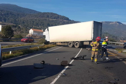 El conductor del camió ha hagut de ser traslladat a l'Hospital Pius de Valls per un atac d'ansietat