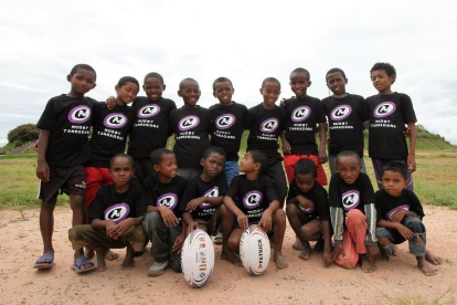 Els veterans del Rugby Tarragona evien dues pilotes als infants d'Antananarivo