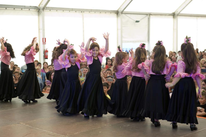 Nenes ballant durant la Feria de Abril de l'any passat.