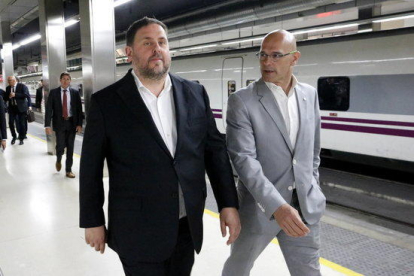 El vicepresidente de la Generalitat, Oriol Junqueras, y el conseller de Exteriores, Raül Romeva, subiendo al AVE camino de Madrid, el 22 de mayo de 2017.