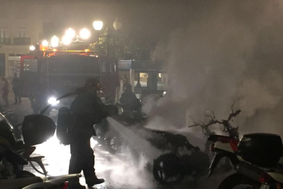 Cremen tres motos i set més queden afectades, al costat de plaça Verdaguer