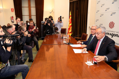 L'alcalde de Tarragona, Josep Fèlix Ballesteros, i el president del COE, Alejandro Blanco, van comparèixer davant dels  mitjans de comunicació, ahir a la tarda a la Sala d'Acte de  l'Ajuntament.