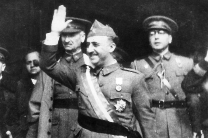 Imagen de archivo del dictador acompañado de varios militares.
