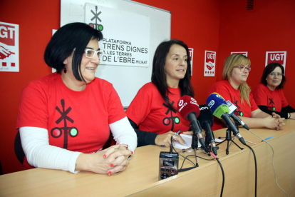 Cuatro representantes de la plataforma Trens Dignes durante la rueda de prensa de este martes.