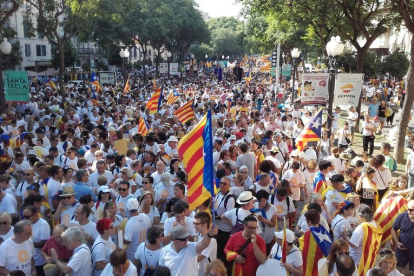 Els manifestants omplen els trams de les mobilitzacions de la Diada a Barcelona, Tarragona, Berga, Lleida i Salt