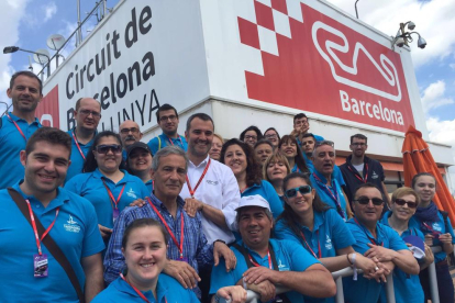 Els voluntaris de Tarragona 2017, amb el director del Circuit de Catalunya