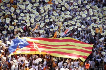 Centenars de milers de persones bateguen per la República Catalana des de Barcelona, Tarragona, Lleida, Salt i Berga