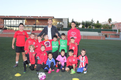 Los jóvenes futbolistas con Leo Baptistao.