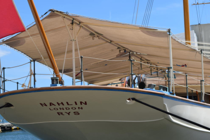 El yate de lujo Nahlin está amarrado en el Port Tarraco.