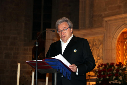 L'actor Jaume Comas recitant un poema en el concert del compositor Howard Blake dedicat a Catalunya i celebrat a Montblanc.