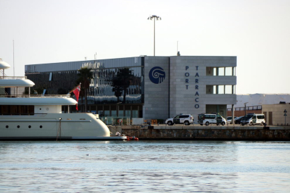 Los vehículos de la Guardia Civil registrando la empresa Meridium Petrolium en las instalaciones de Marina Port Tarraco.