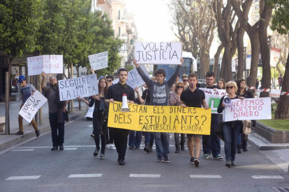 Pancartes amb frases com «Doneu la cara» o «Seguirem amb la lluita» han protagonitzat la manifestació.