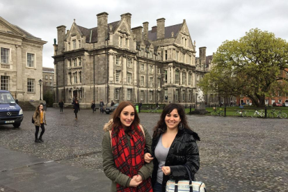Misericòrdia Prados, a la izquierda, con una amiga en el Trinity College.