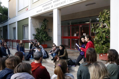 Pla obert d'estudiants de la Facultat d'Educació i Psicologia de la URV llegint un manifest a les portes de l'edifici el 14 de desembre de 2016