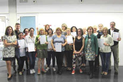 Catorce personas paradas reciben los certificados de los cursos de catalán del programa Aprèn.cat