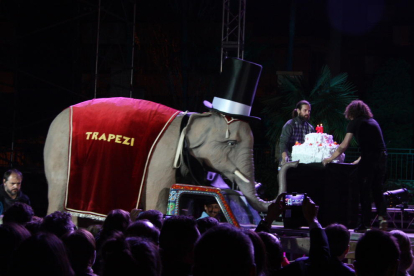 L'elefant, emblema de la Fira Trapezi Reus, amb el pastís per celebrar els 20 anys, davant del públic en el Cabaret inaugural el 12 de maig de 2016