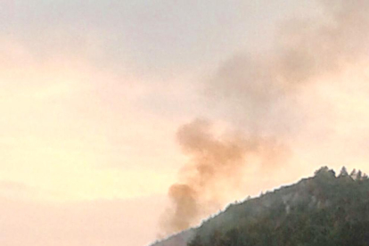 Un incendio quema en Pratdip