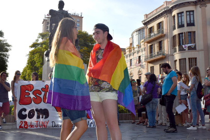 Dos joves tarragonins LGTBI reivindicant-se ahir.