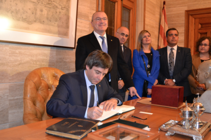 Imatge del President Carles Piugdemont signant el llibre