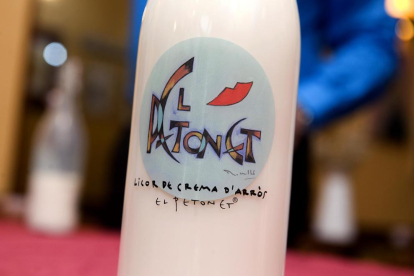 imagen de la botella de la nueva bebida de las fiestas, 'El Petonet'.