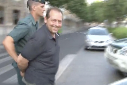 Imatge d'un dels detinguts a l'operació a la plaça de la Llibertat de Reus.