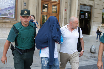 Un dels detinguts en el registre a un habitatge de la plaça de la Llibertat de Reus.