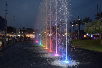 Agua, luces y colores en las nuevas fuentes del Serrallo