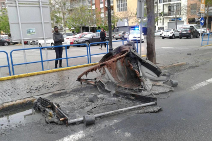 L'últim contenidor cremat ha estat el del carrer Doctor Frias, davant de la Biblioteca Xavier Amorós.