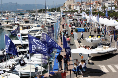 Imagen panorámica de visitantes y stands de la 9ª Feria Marítima Cuesta Dorada en Cambrils, el 16 de mayo de 2016