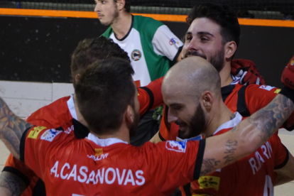 Els jugadors, celebrant un gol davant de l'Alcobendas.