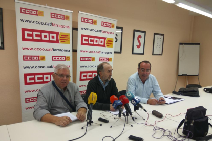 Ramon Pros i Miquel Lluch, representants a Tarragona i Catalunya de CCOO, flanquegen Gutièrrez.