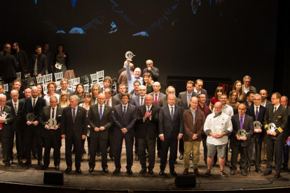 Fotografia de família dels premiats amb les autoritats ahir al Teatre Fortuny.