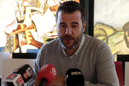 El alcalde de Mont-roig, Fran Morancho, en una comparecencia de prensa en el Mas Miró.
