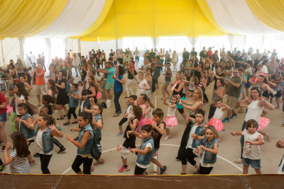Els joves ballarins i ballarines van demostrar les seves habilitats.