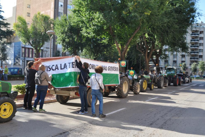 La protesta dels pagesos ve motivada per les retallades del Departament d'Agricultura.