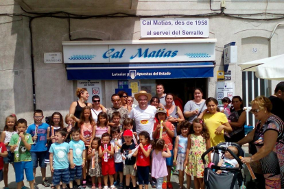 Els nens del barri es van acomiadar dels antic propietaris de Cal Matías.