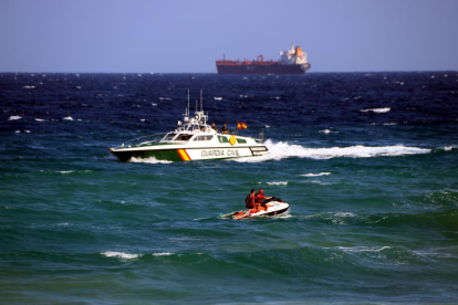 Pla general d'embarcacions de la Guàrdia Civil i de la Creu Roja participant en el dispositiu de recerca d'un banyista a la platja del Miracle de Tarragona el 8 d'agost del 2017