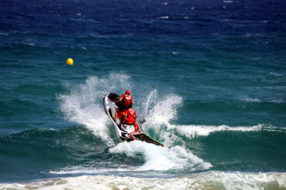 Una moto aquàtica de la Creu Roja participant en el dispositiu.