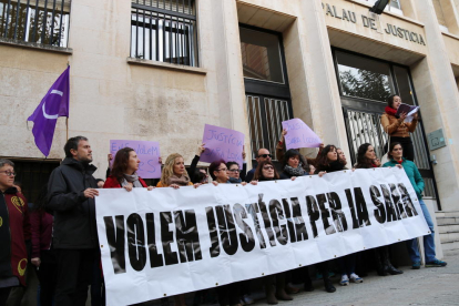 Pla obert de la concentració dels familiars i amics de Sara Lozano davant l'Audiència de Tarragona, el 8 de març del 2017