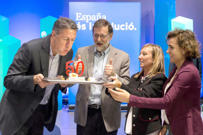Albiol, soplando las velas de su pastel de cumpleaños ante Mariano Rajoy.