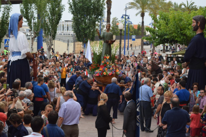 La devoción en Sant Pere deslumbra a pequeños y a mayores durante la Procesión