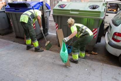 Una imagen de archivo de trabajadores de la limpieza vial, realizando trabajos en la calle Rocamora de Reus.
