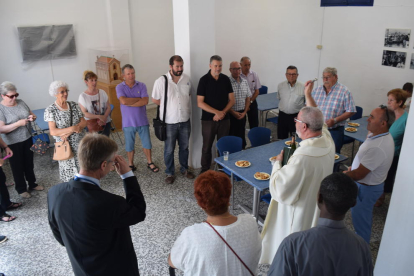 Los vecinos pidieron que el mosén de la iglesia de Sant Pere bendijera el nuevo local.