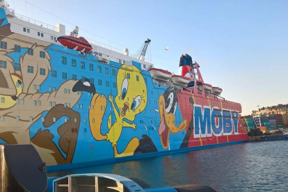 Vista parcial del vaixell Moby Dada atracat al Port de Barcelona .