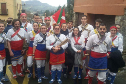 Los miembros del Ball de Bastons de l'Arboç en el País Vasco.