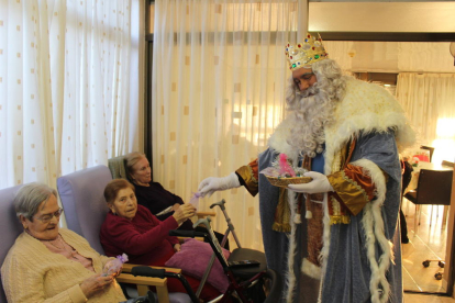 Los Reyes de Oriente visitan a los abuelos del Creixell.