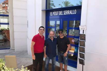 Imatge de Luis Fonsi amb el personal del restaurant El Pòsit del Serrallo.